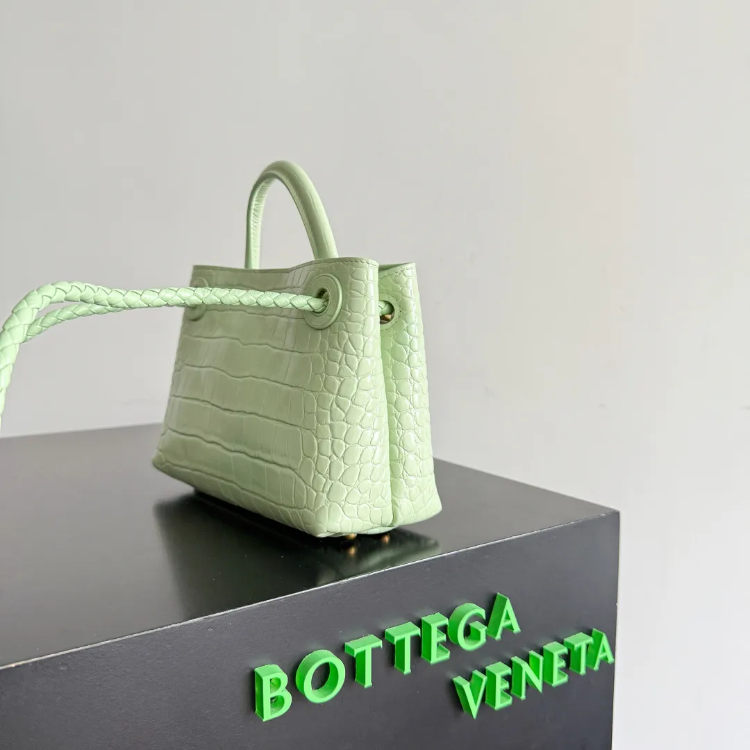 Batch 2880 BOTTEGA VENETA crocodile leather mini andiamo is paired with a four-piece oak hardware set, making the entire bag more layered. As a classic model of the BV family, each innovation brings different surprises to fans. There are three ways to carry it with different makeup. Crocodile skin is called the gold in leather and is famous for its top luxury and rarity. During use, the luster of the crocodile skin will not fade or fade with time. No matter how long it is used, it will still remain new. And because each crocodile skin is different, the effect of each crocodile leather bag is different. Style number: 777614+wood hardware Size: 22*15.5*9cm